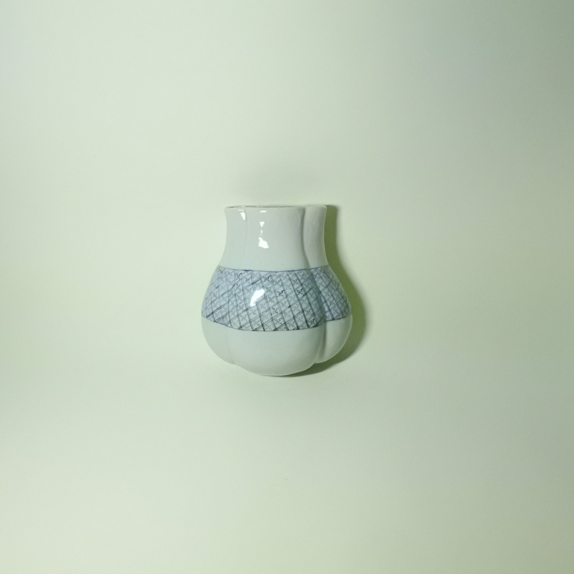 伊万里染付巾着形掛花生