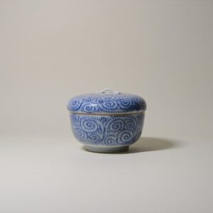伊万里染付蛸唐草蓋物