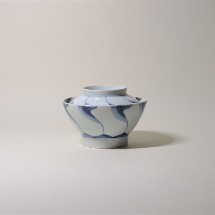 伊万里染付ねじり紋蓋物