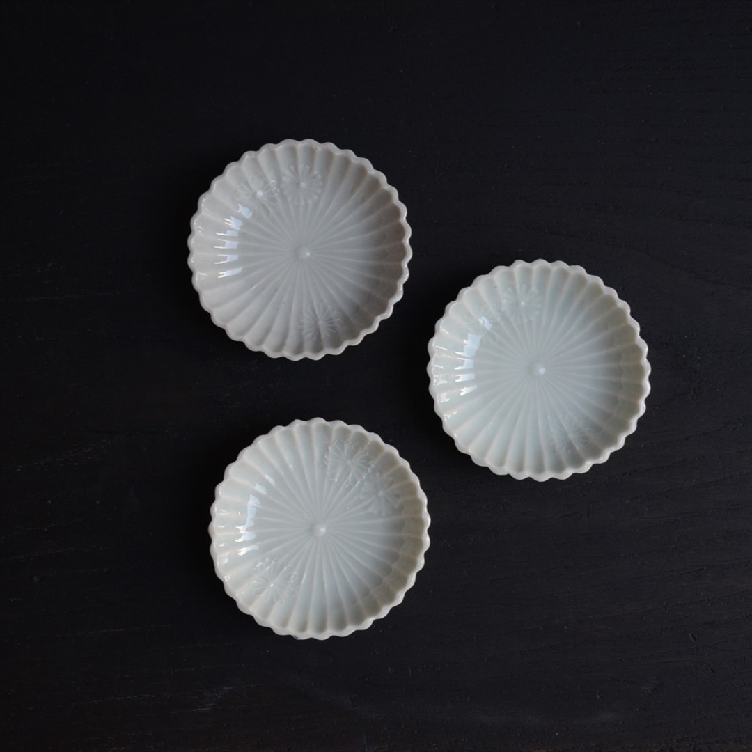 伊万里白磁菊図型物小皿