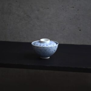 伊万里染付みじん唐草蓋物