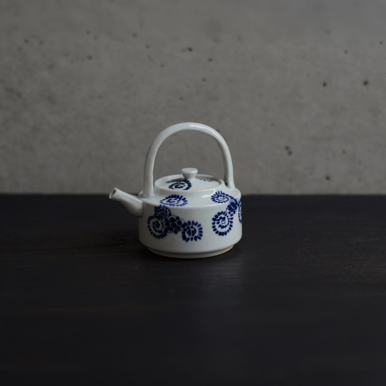 伊万里染付蛸唐草紋水注